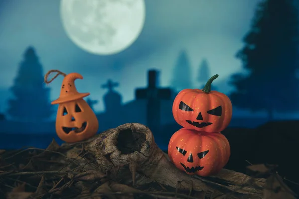 Halloweenpompoenkopkriellantaarn Met Brandende Kaarsen Pompoenen Kerkhof Griezelige Nacht Halloween Achtergrond — Stockfoto