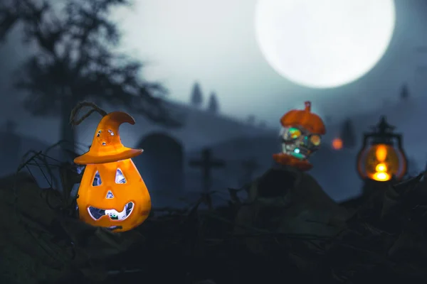 Halloween Tökfej Jack Lámpa Égő Gyertyákkal Tök Temetőben Kísérteties Éjszakában — Stock Fotó