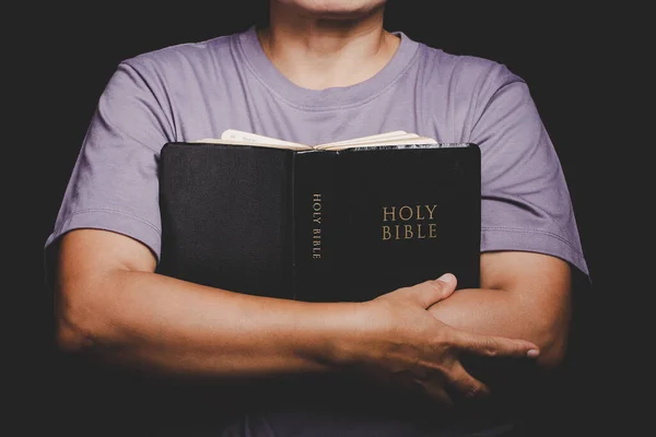 Close Van Christelijke Vrouw Hand Houden Heilige Bijbel Bidden Aanbidden — Stockfoto