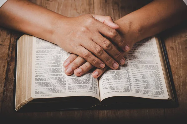 Close Christian Woman Hand Holy Bible Pray Worship Thank God — Φωτογραφία Αρχείου