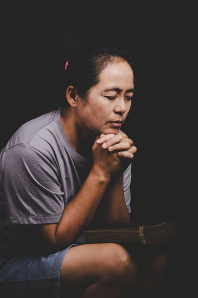 Christian Woman Hand Holy Bible Pray Worship Thank God Church — Φωτογραφία Αρχείου
