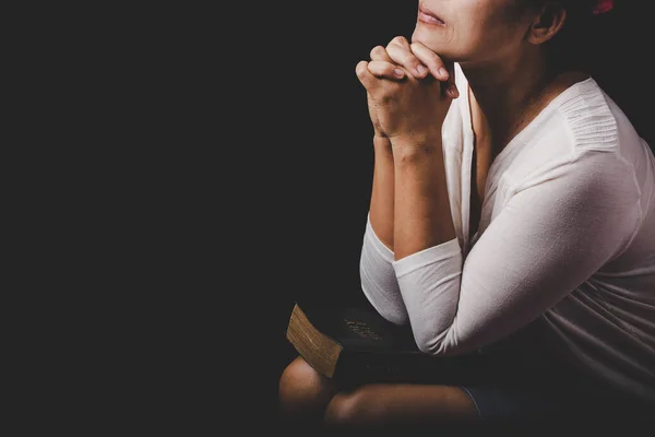 Kilisede Dua Eden Ibadet Eden Hristiyan Kadınlar Siyah Arka Planda — Stok fotoğraf