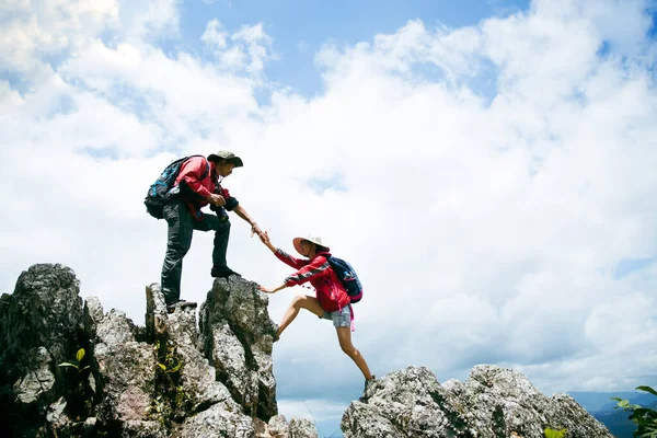 Person Hike Friends Helping Each Other Mountain Man Woman Giving —  Fotos de Stock