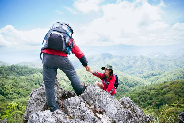 Person Hike Friends Helping Each Other Mountain Man Woman Giving — Foto de Stock