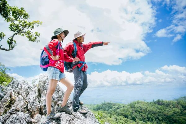 Молодая Пара Туристов Наблюдает Захватывающие Горные Пейзажи Высоких Горах Мужчина — стоковое фото