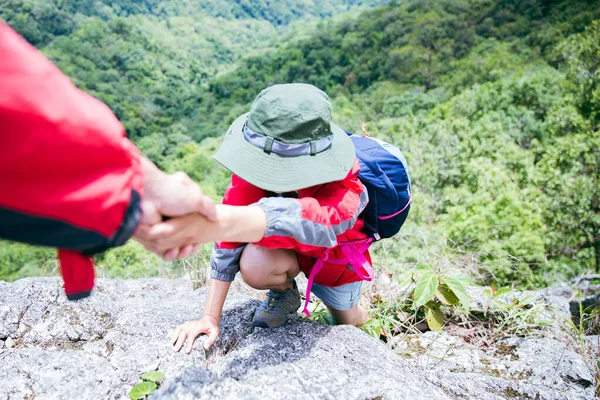 Person Hike Friends Helping Each Other Mountain Man Woman Giving — Fotografia de Stock