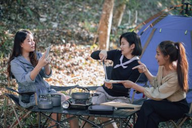 Üç kankam ormanda kamp yapar ve yemek pişirirken fotoğraf çektirirdi.