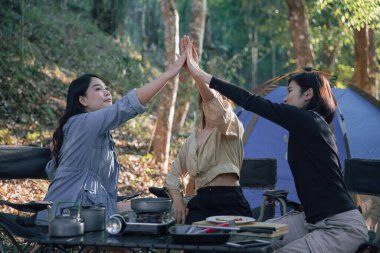 En iyi üç arkadaş kampa gider, sohbet eder, ellerini kaldırır, kamp kavramının tadını çıkarırlar.