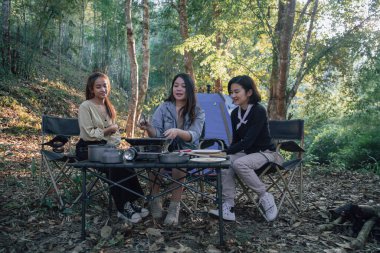 En iyi üç arkadaş kampa gider, sohbet eder, yemek yapar, kamp kavramının tadını çıkarırlar.