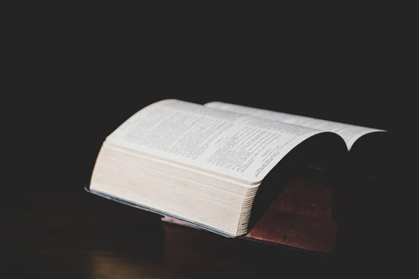 Heilig Bijbelboek Met Papier Voor Onderwijs Zwarte Houten Achtergrond Christelijk — Stockfoto