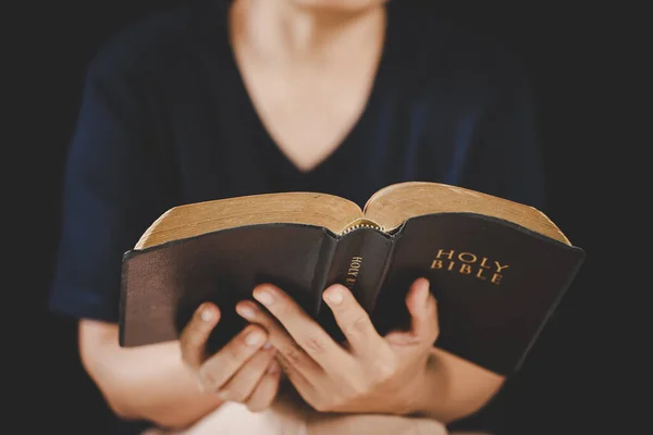 Jovem Mulher Mão Segurando Bíblia Sagrada Com Estudo Casa Adulto — Fotografia de Stock