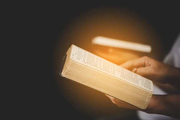 Junge Frau Hält Die Heilige Bibel Der Hand Und Studiert — Stockfoto