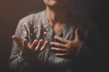 İsa dini ve Hıristiyanlık ibadeti ya da dua kavramı. Hıristiyan katolik kadın kilisede karanlıkta Tanrı 'ya dua ediyor. Dua eden kişi siyah arka planda. Kız İsa 'ya inanıyor ve inanıyor..