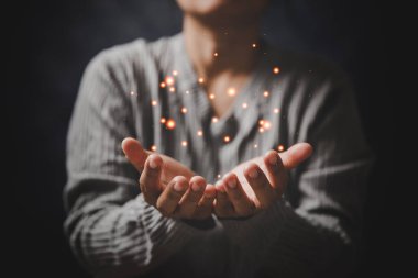 İsa dini ve Hıristiyanlık ibadeti ya da dua kavramı. Hıristiyan katolik kadın kilisede karanlıkta Tanrı 'ya dua ediyor. Dua eden kişi siyah arka planda. Kız İsa 'ya inanıyor ve inanıyor..