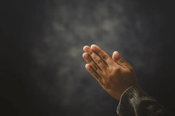 Prière Personne Main Dans Fond Noir Une Chrétienne Catholique Prie — Photo