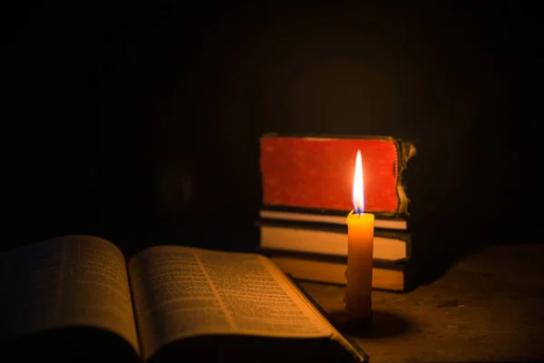 Vela Luz Con Biblia Santa Cruz Crucifijo Sobre Fondo Madera — Foto de Stock