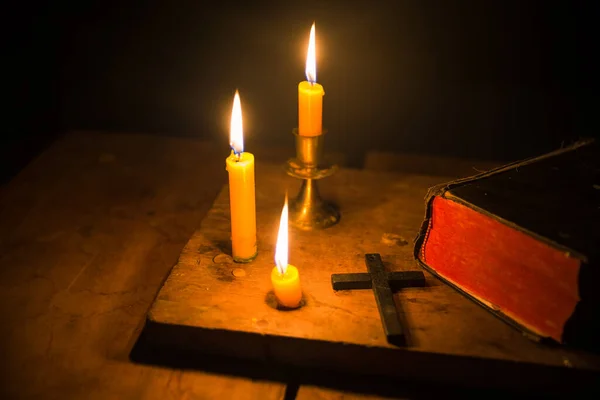 Bougie Lumineuse Avec Sainte Bible Croix Crucifix Sur Vieux Fond — Photo