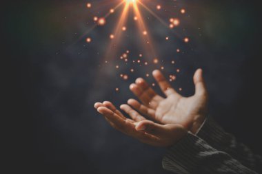 Dua eden kişi siyah arka planda. Hıristiyan katolik kadın kilisede karanlıkta Tanrı 'ya dua ediyor. Kız İsa 'ya inanıyor ve inanıyor. İsa dini ve Hıristiyanlık ibadeti veya dua kavramı.