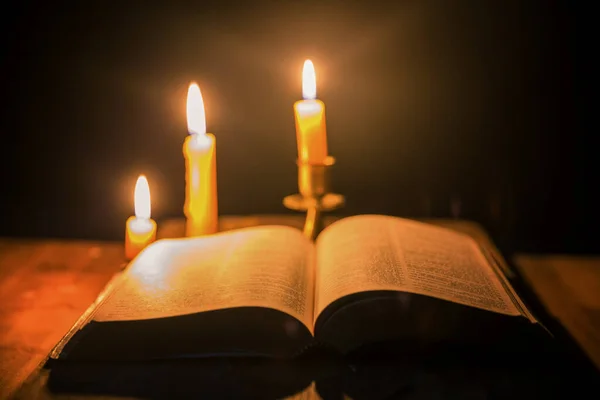 Φως Κερί Την Αγία Γραφή Και Σταυρό Σταυρό Παλιό Ξύλινο — Φωτογραφία Αρχείου