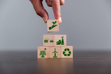 Şirketler net sıfır sera gazı emisyonunu hedefliyor. Karbon kredi konsepti. Endüstriyi düşük emisyon maliyetine yönlendirecek ticari sertifika. Karbondioksiti azaltan tahta küpler