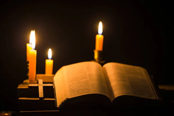 Vela Luz Con Biblia Santa Cruz Crucifijo Sobre Fondo Madera — Foto de Stock