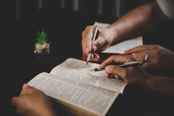 Jovem Mulher Mão Segurando Bíblia Sagrada Com Estudo Casa Adulto — Fotografia de Stock