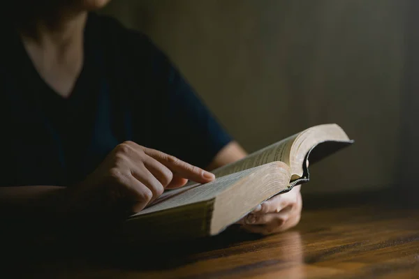 Persona Oración Mano Fondo Negro Mujer Católica Cristiana Están Orando — Foto de Stock