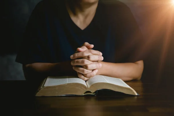 Gebed Persoon Hand Zwarte Achtergrond Christelijke Katholieke Vrouw Bidden Tot — Stockfoto