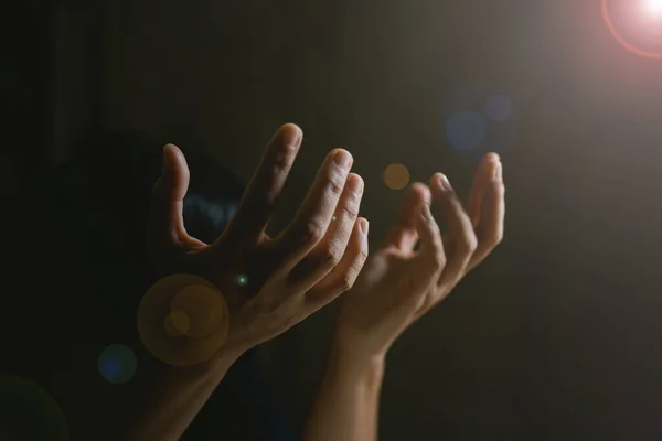 Persona Oración Mano Fondo Negro Mujer Católica Cristiana Están Orando — Foto de Stock