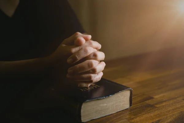 Oração Mão Pessoa Fundo Preto Mulher Católica Cristã Estão Orando — Fotografia de Stock