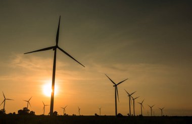 Yenilenebilir enerji kaynakları kavramı, yeşil enerji. Yenilikçi rüzgar türbini sürdürülebilir elektrik kaynağı küresel çevrenin korunmasıdır. Ekosistemleri korumak için rüzgar enerjisi teknolojisi.