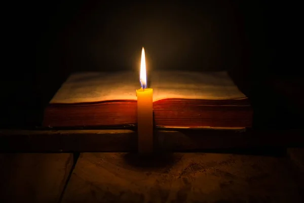 Vela Luz Con Biblia Santa Cruz Crucifijo Sobre Fondo Madera — Foto de Stock