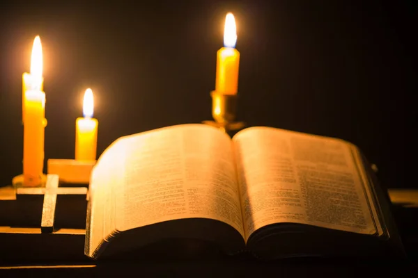 Luz Vela Com Bíblia Sagrada Cruz Crucifixo Fundo Madeira Velha — Fotografia de Stock