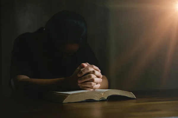 Persona Oración Mano Fondo Negro Mujer Católica Cristiana Están Orando — Foto de Stock