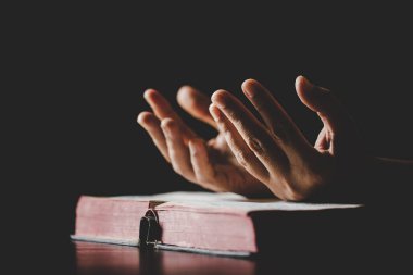 Evde ders çalışarak İncil 'i tutan genç bir kadın. Kilisede yetişkin bir Hıristiyan kadın kitap okuyor. Din maneviyatını Tanrı 'ya dua ederek öğrenen bir kız. Öğrenci eğitimi inancı kavramı.