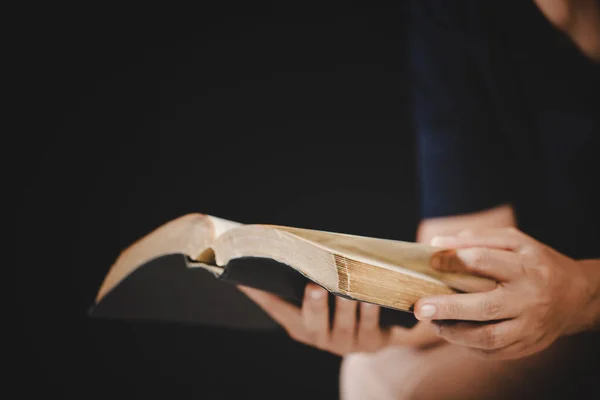 Молодая Женщина Держит Руках Святую Библию Учебой Дома Взрослая Христианка — стоковое фото