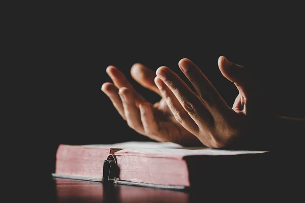 Jovem Mulher Mão Segurando Bíblia Sagrada Com Estudo Casa Adulto — Fotografia de Stock