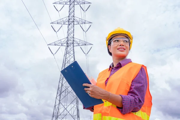 Kvinnliga Ingenjörer Byggarbetare Kontrollera Layout Digital Ipad Eller Dator Foreman — Stockfoto