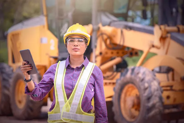 Kvinnliga Ingenjörer Byggarbetare Kontrollera Layout Digital Ipad Foreman Arbetar Byggarbetsplatsen — Stockfoto