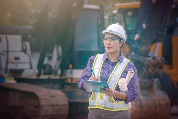 Kvinnliga Ingenjörer Byggnadsarbetare Foreman Arbetar Med Grävmaskin Byggarbetsplats Bakgrund — Stockfoto