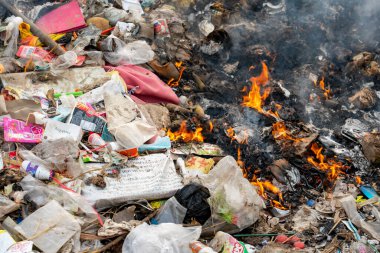 Çöp tepesi yanıyor. Kirlilik Kavramları. Organik atıkların gaz etkisi enfeksiyonuna dönüştüğü büyük dağ çöplüğü.