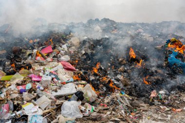 Çöp tepesi yanıyor. Kirlilik Kavramları. Organik atıkların gaz etkisi enfeksiyonuna dönüştüğü büyük dağ çöplüğü.