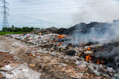 Çöp tepesi yanıyor. Kirlilik Kavramları. Organik atıkların gaz etkisi enfeksiyonuna dönüştüğü büyük dağ çöplüğü.