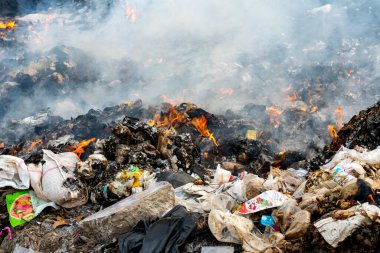 Çöp tepesi yanıyor. Kirlilik Kavramları. Organik atıkların gaz etkisi enfeksiyonuna dönüştüğü büyük dağ çöplüğü.