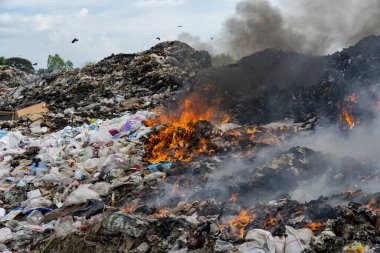 Çöp tepesi yanıyor. Kirlilik Kavramları. Organik atıkların gaz etkisi enfeksiyonuna dönüştüğü büyük dağ çöplüğü.