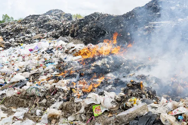 Çöp tepesi yanıyor. Kirlilik Kavramları. Organik atıkların gaz etkisi enfeksiyonuna dönüştüğü büyük dağ çöplüğü.