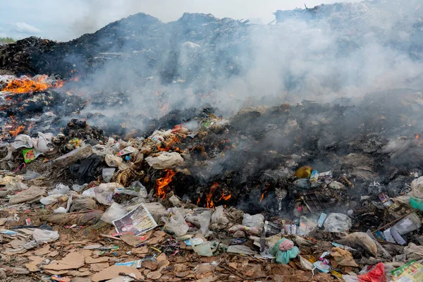 Çöp tepesi yanıyor. Kirlilik Kavramları. Organik atıkların gaz etkisi enfeksiyonuna dönüştüğü büyük dağ çöplüğü.