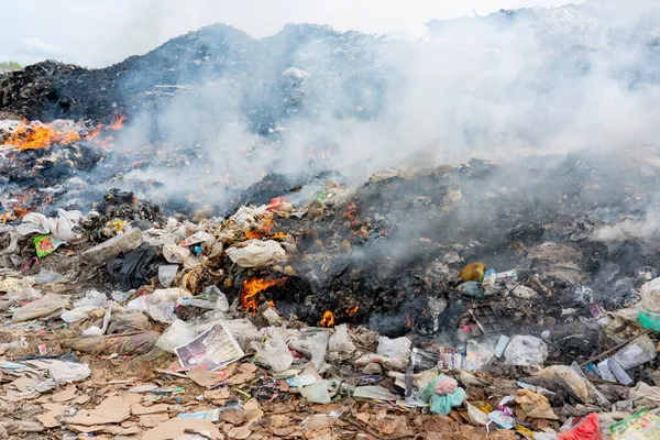 Çöp tepesi yanıyor. Kirlilik Kavramları. Organik atıkların gaz etkisi enfeksiyonuna dönüştüğü büyük dağ çöplüğü.