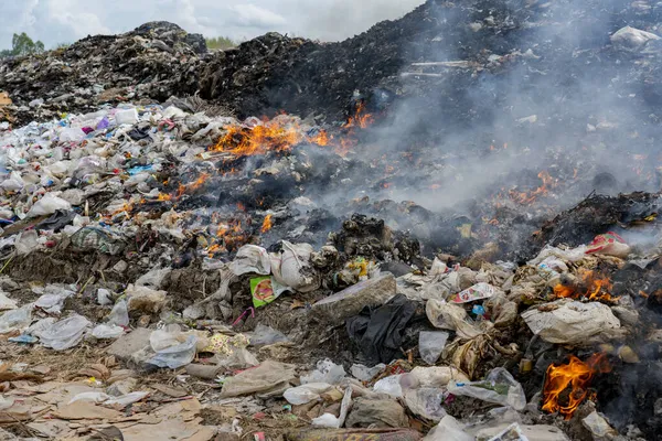 荒山失火了污染概念 有机废物转化为气体影响感染的高山垃圾回收场 — 图库照片