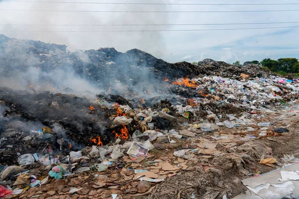 Çöp tepesi yanıyor. Kirlilik Kavramları. Organik atıkların gaz etkisi enfeksiyonuna dönüştüğü büyük dağ çöplüğü.